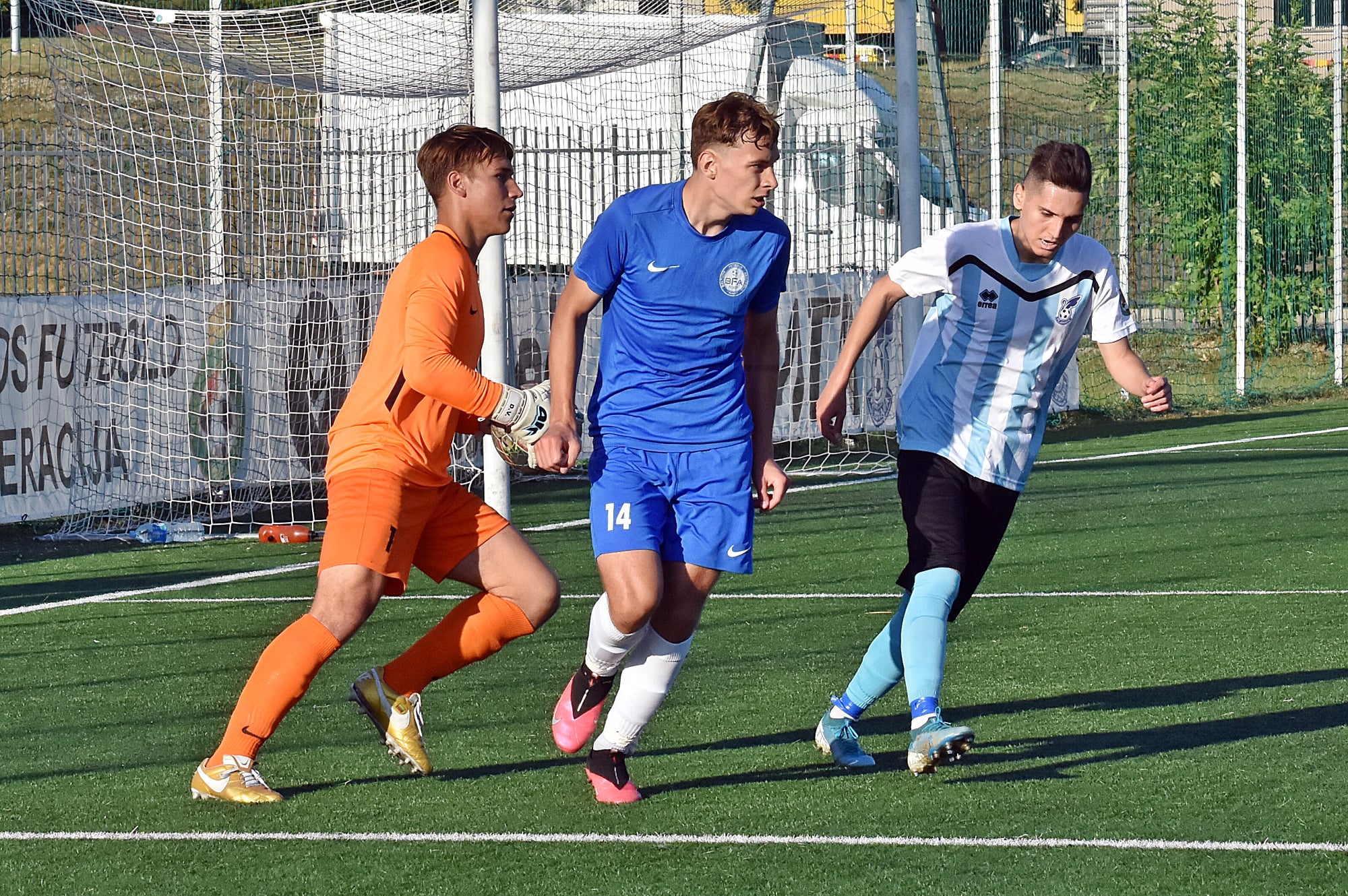 FOTO: Facebook FK Jonava / Bogdan Petrescu (dreapta), în tricoul celor de la Jonava, în liga a doua din Lituania