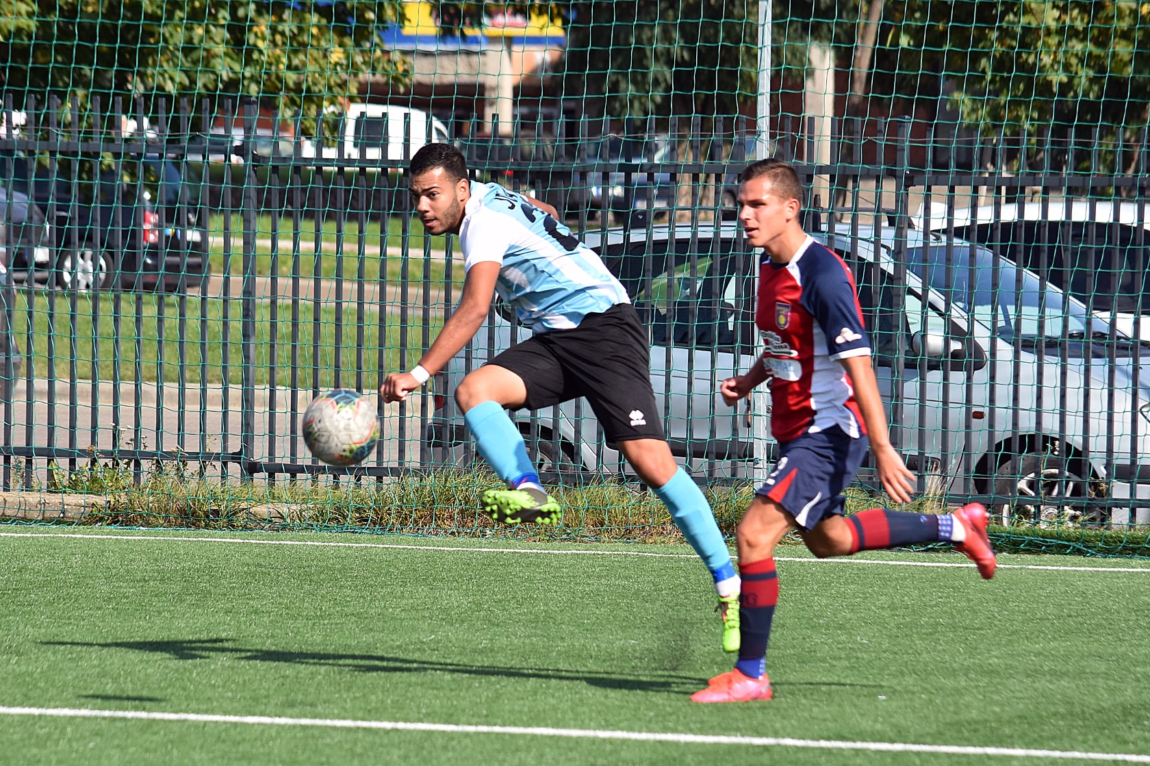 FOTO: Facebook FK Jonava / Robert Bolozan (stânga), jucător legitimat la Jonava, centrează într-un meci din liga a doua a Lituaniei