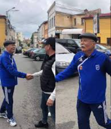 Tudor Gheorghe se plimbă pe stradă în treiningul lui FC Universitatea Craiova