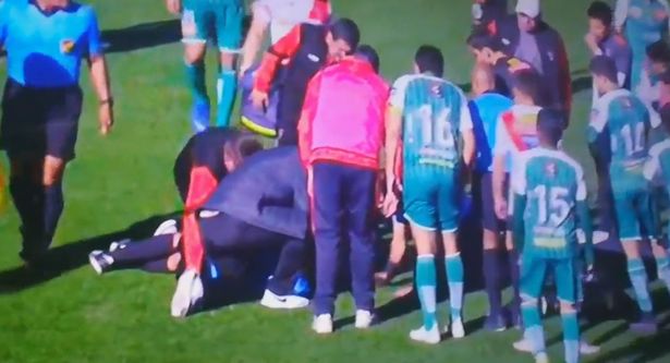 Scene șocante pe terenul de fotbal! Un arbitru a murit după ce a fost lovit de un suporter furios