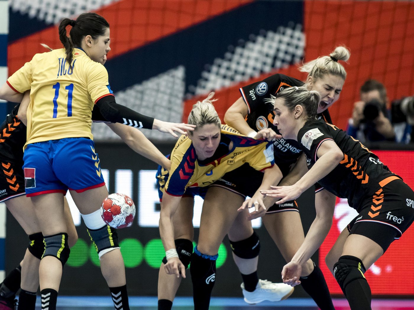Jucătoarele naționalei de handbal, dezamăgite după ce România a pierdut și ultimul meci de la Campionatul European. „Nu știu ce ne-a lipsit”