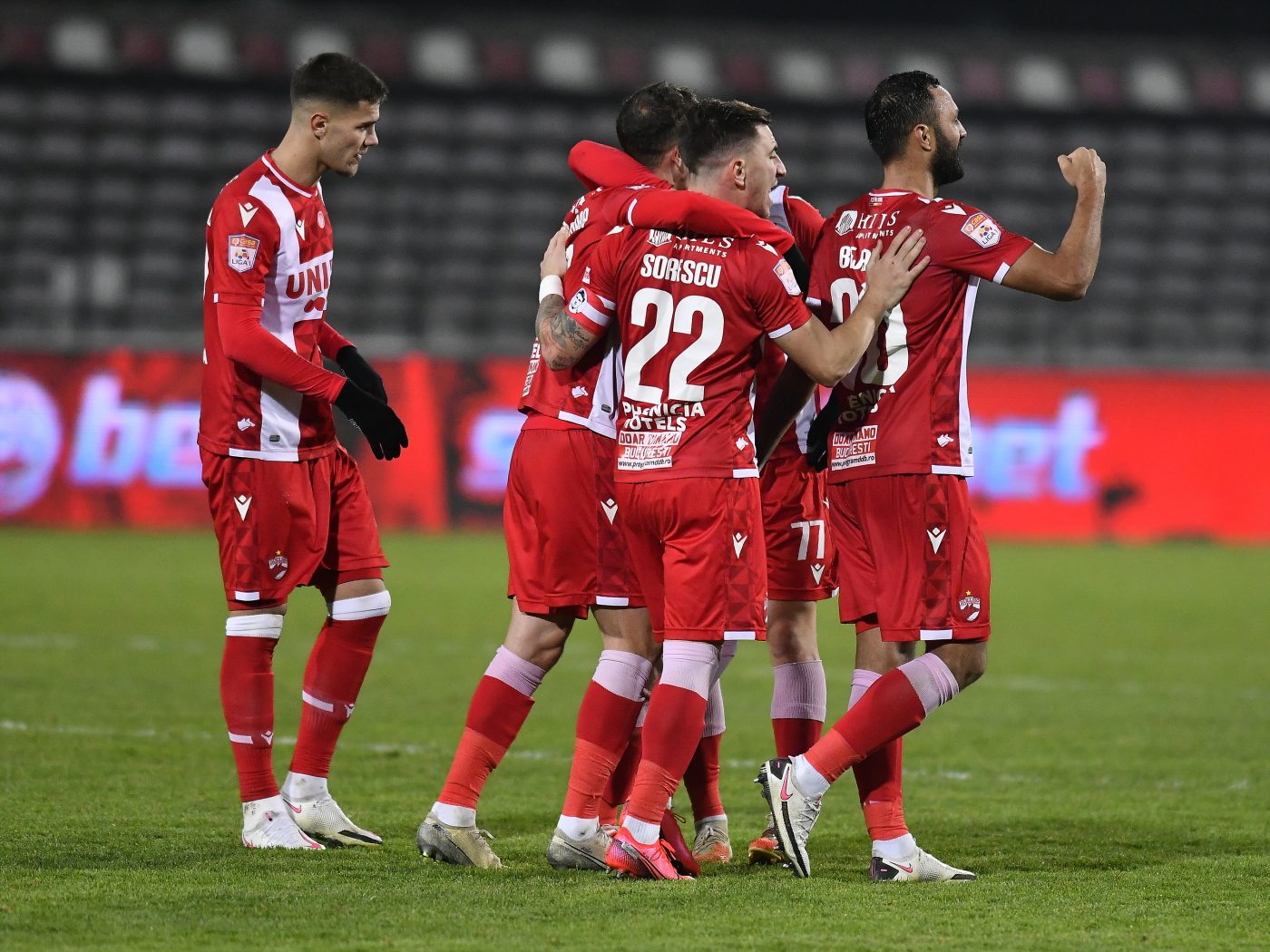 Jucătorii dinamoviști i-au lăsat cu mâna întinsă pe șefi în vestiar! Scenele petrecute înaintea meciului cu FC Argeș | EXCLUSIV