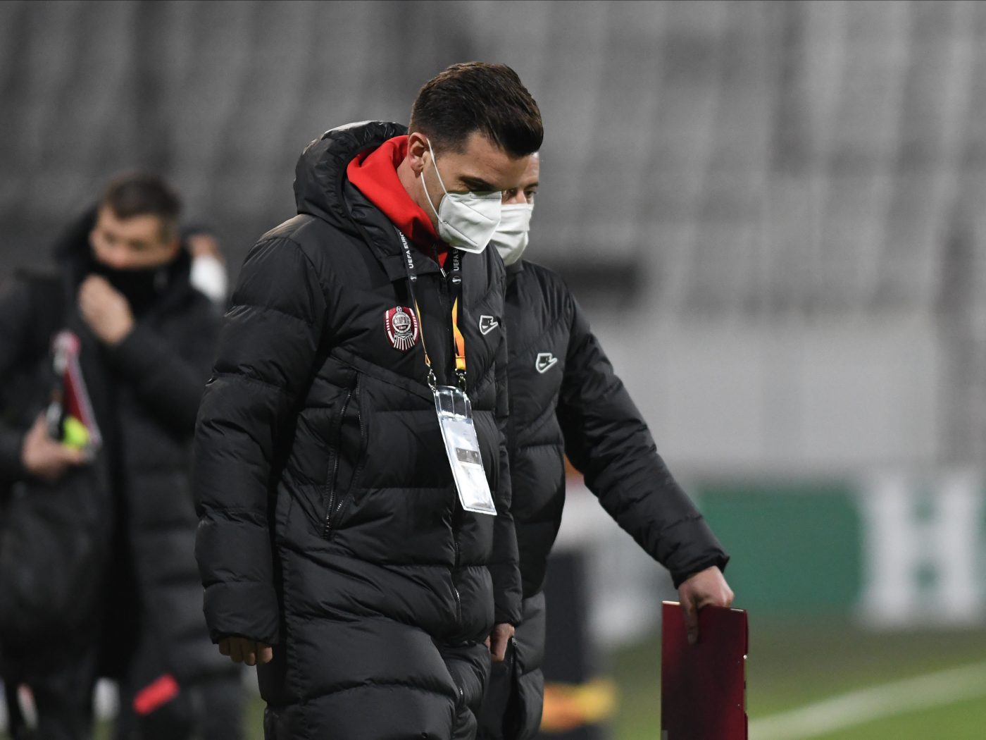 Oficialii lui CFR Cluj, șocați înaintea meciului de la Botoșani: „E un pericol pentru jucători!” Ion Crăciunescu: „Arbitrul n-ar trebui să dea drumul la joc!” FOTO