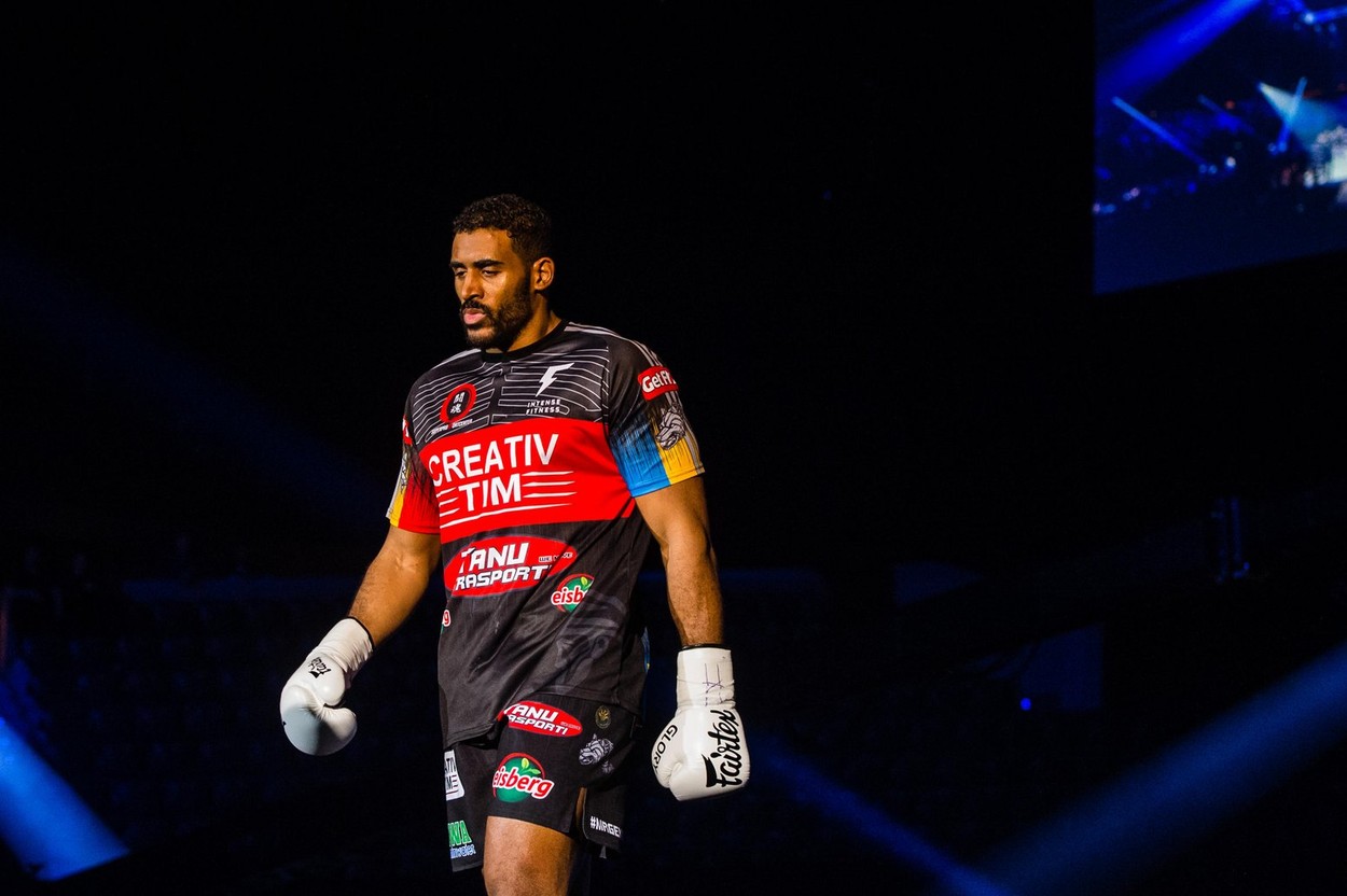 Benny Adegbuyi, dezvăluiri despre cum s-a antrenat, în pandemie, pentru meciul cu Badr Hari: „Nu puteam să mănânc chipsuri în faţa televizorului”