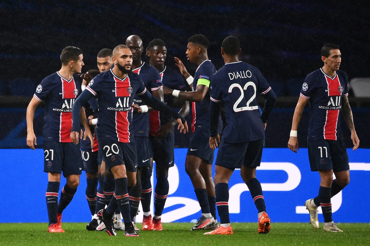 ULTIMA ORĂ | PSG, susținere maximă pentru Pierre Webo, după scandalul de rasism. Ce mesaj a fost afișat, în tribune, înaintea de reluarea meciului cu Basaksehir | FOTO