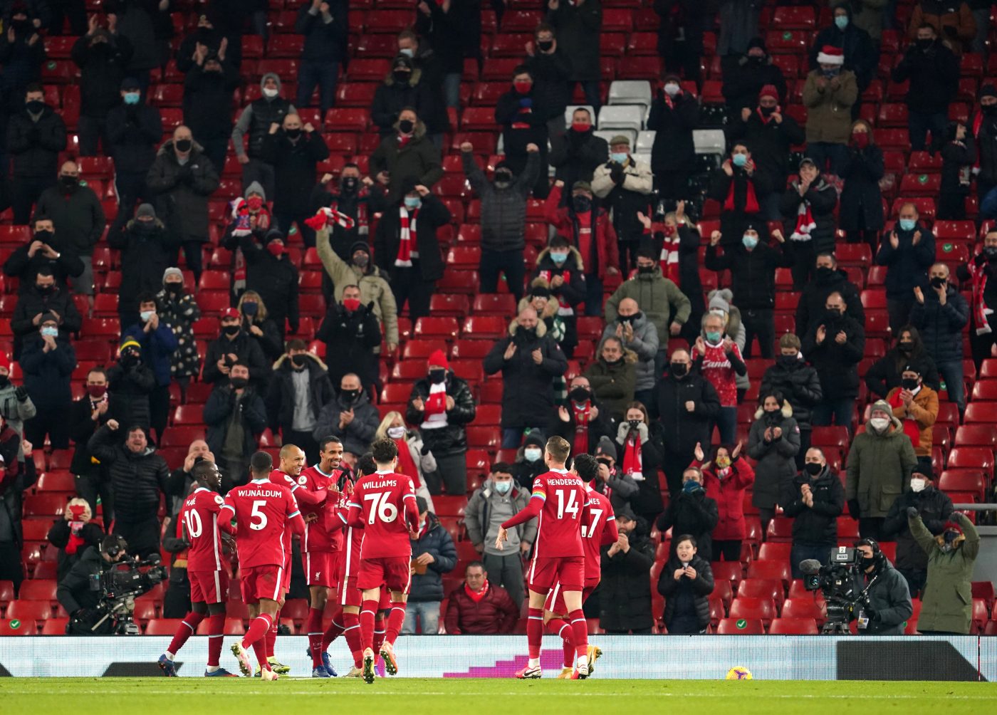Revoltă în Anglia: „Să părăsească orașul! Târăsc cluburile în noroi” Fanii lui lui Liverpool și ai lui Leeds, proteste uriașe împotriva Superligii europene | VIDEO