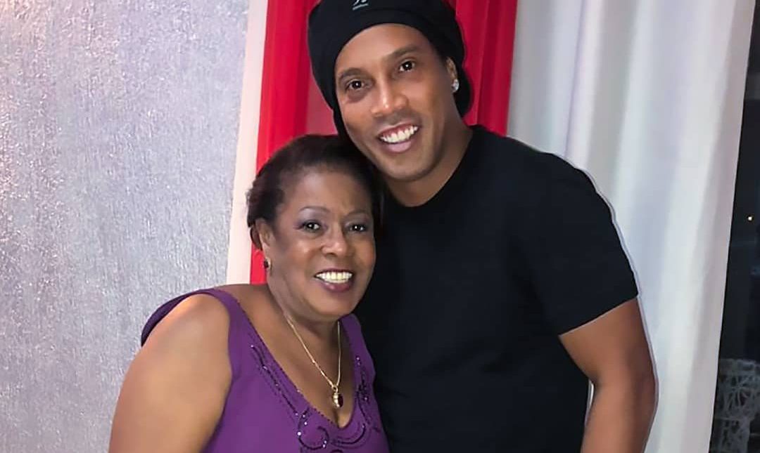 Ronaldinho trăiește o adevărată dramă după decesul mamei sale: consumă mult alcool și are un anturaj rău famat!