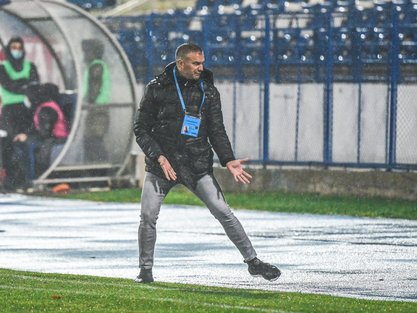 Liga 1: Meci cu sabia deasupra capului pentru „Pancone” la Buftea » Chindia – Poli se joacă și la pariuri!