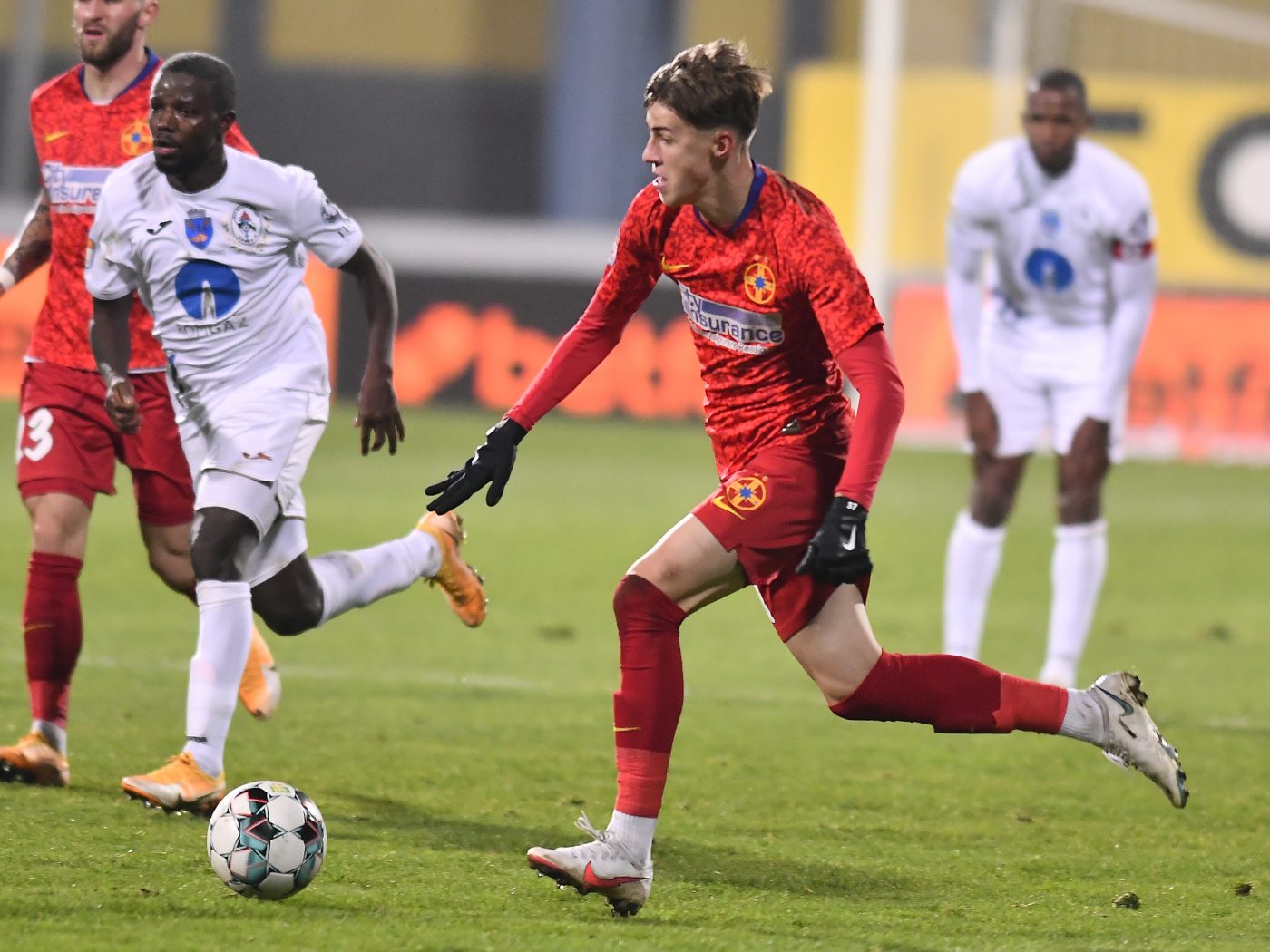 Octavian Popescu, amenințat după ce a obținut un penalty în meciul Gaz Metan – FCSB. „Să vezi ce pumni îți dau”. Cum a ripostat jucătorul lui Gigi Becali
