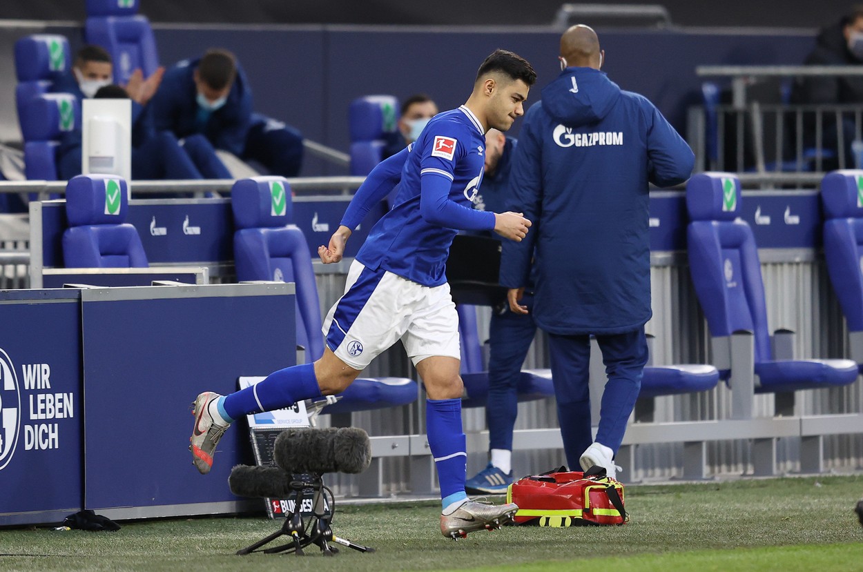 Manchester United se luptă cu FC Liverpool pentru transferul fundașului Ozan Kabak de la Schalke!