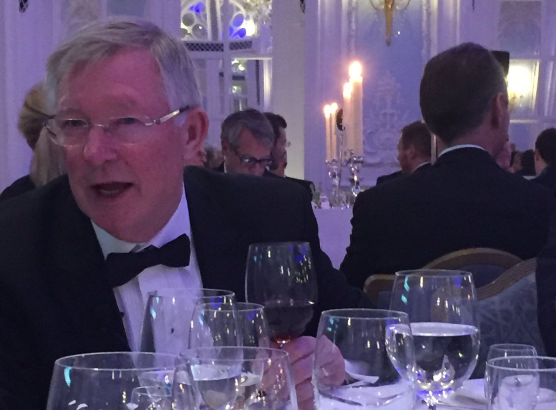 Sir Alex Ferguson le servea masa jucătorilor de Crăciun: „Puteai să imiți chemarea unui chelner. Îți aducea mâncarea, dar te lovea peste ceafă și-ți spunea «Poftă bună!»” | VIDEO