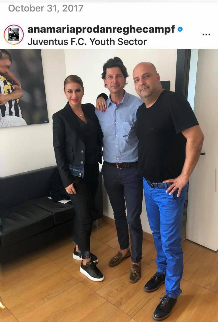 Anamaria alături de Florin Manea (dreapta) și un oficial al lui Juventus (centru) la baza de pregătire a torinezilor