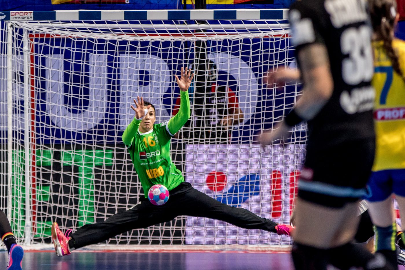 Bogdan Burcea a anunțat echipa pentru meciul din această seară de la Euro 2020, România – Germania. „Dacă jucătoarele de la 9 metri reușesc să îmbrace jocul Cristinei Neagu, sunt convins că vom avea succes”
