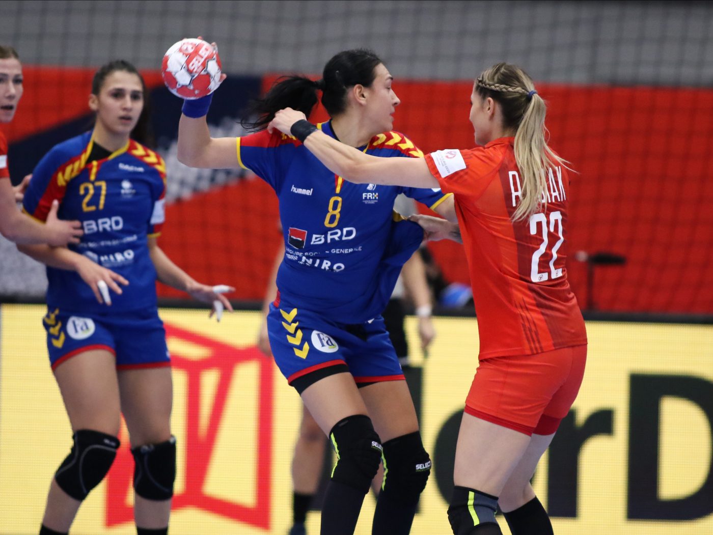 Senzația Cristinei Neagu după ce a „văzut” cum a încasat un pumn în plină figură în partida România – Polonia. „Mergem cu 2-3 adversari în spate, asta este situația”