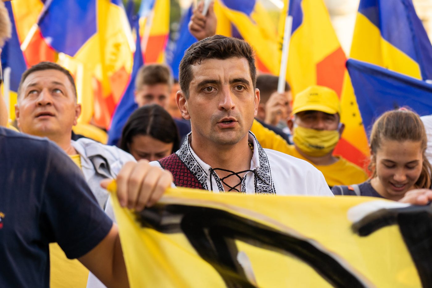 George Simion a făcut parte din grupul ultras „Honor et Patria”, grup care susține naționalele României de fotbal din 2003
