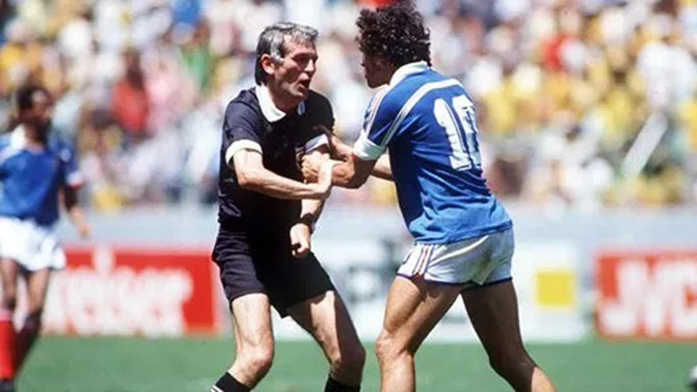Românul care i-a arbitrat pe Maradona sau Platini și-a spus părerea despre scandalul momentului în fotbal. Cum ar fi putut Hațegan evita ”circul” de la Paris