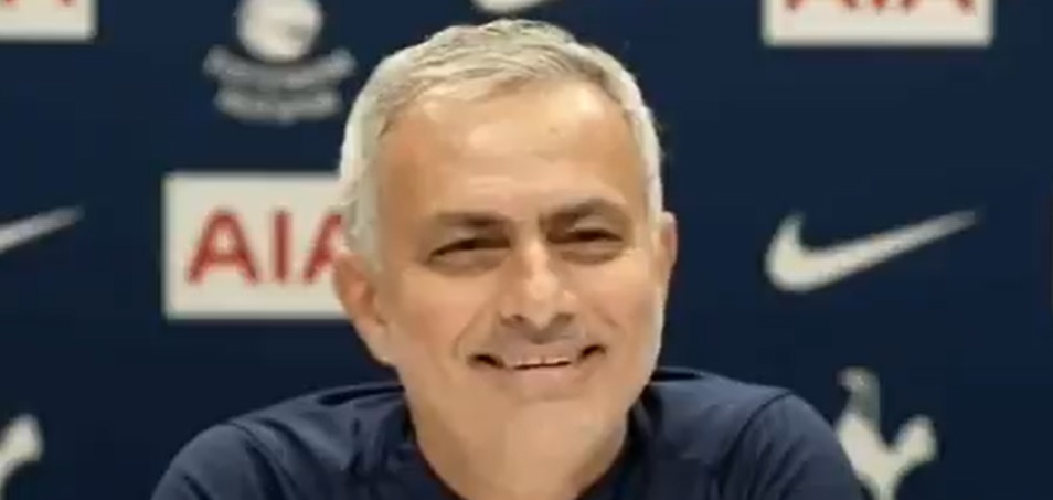 Moment haios cu Jose Mourinho, înainte de meciul cu Liverpool! Interviul cu antrenorul portughez a fost întrerupt de o mașină de spălat | VIDEO