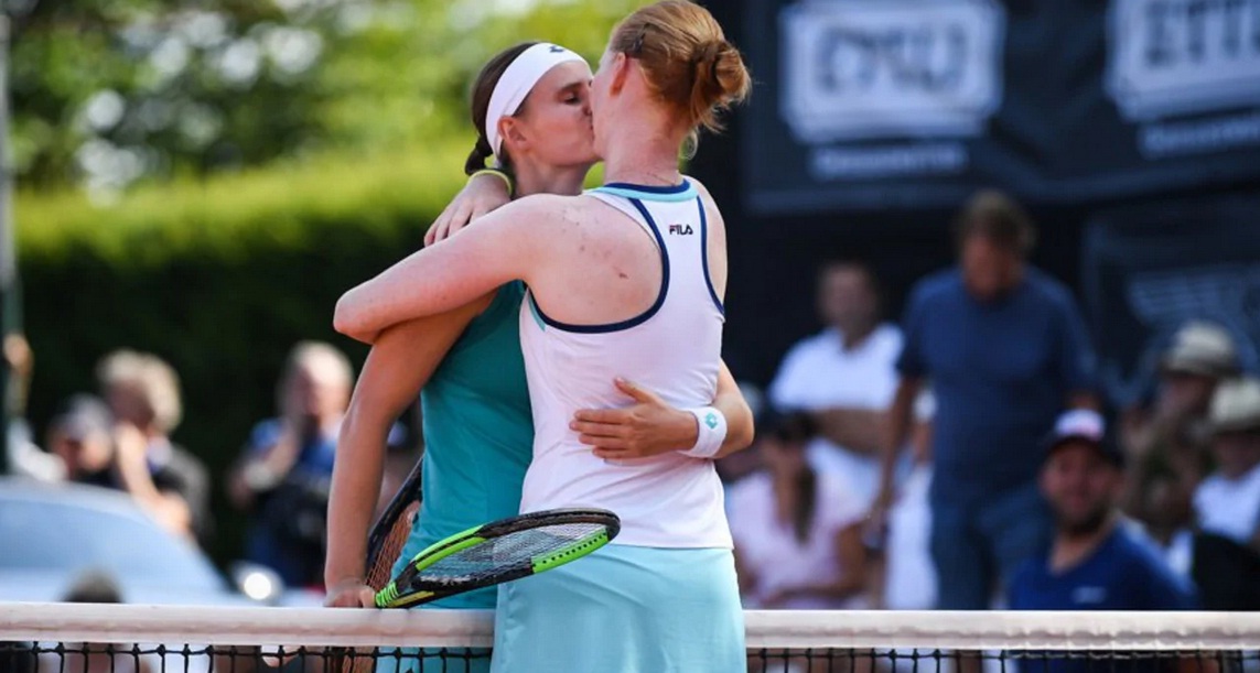 Jucătoarele care s-au sărutat peste fileu la un turneu de tenis și-au oficializat relația! Reacția WTA după logodna celor două | GALERIE FOTO