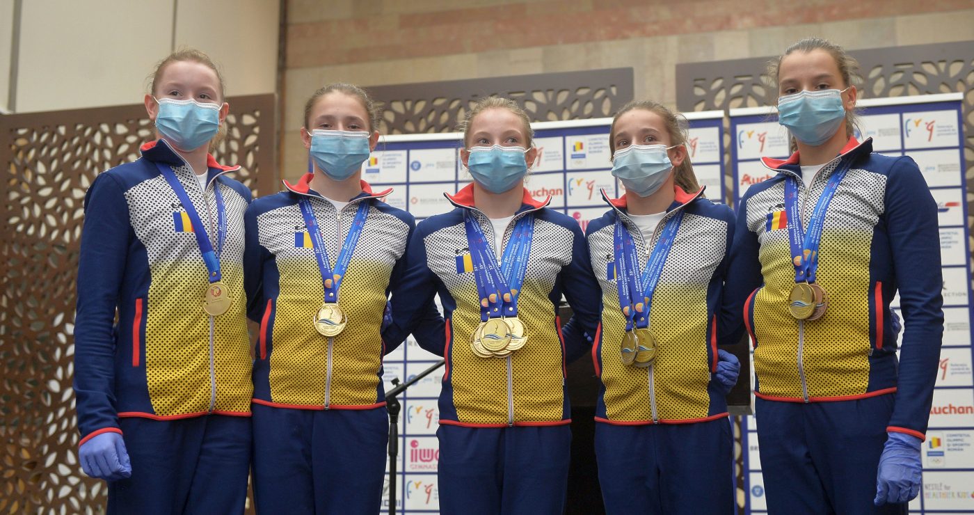 Gimnastele Ana Bărbosu şi Iulia Trestianu, oprite de poliție și felicitate cu flori pentru medaliile de aur cucerite la Campionatele Europene | VIDEO