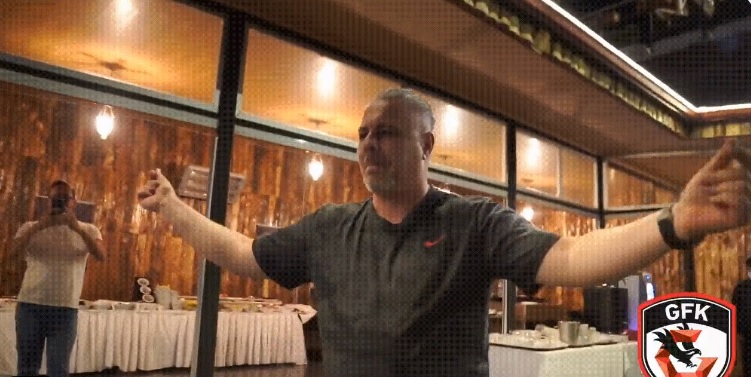 „Așa ne simțim acum!” Imagini fabuloase postate de turci după victoria uriașă a lui Marius Șumudică cu Fenerbahce | VIDEO