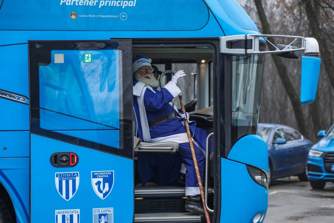 Moş Crăciun a venit cu autocarul echipei la juniorii Craiovei. Ce dorinţe şi-au pus Papură, Bancu şi Cârţu | GALERIE FOTO