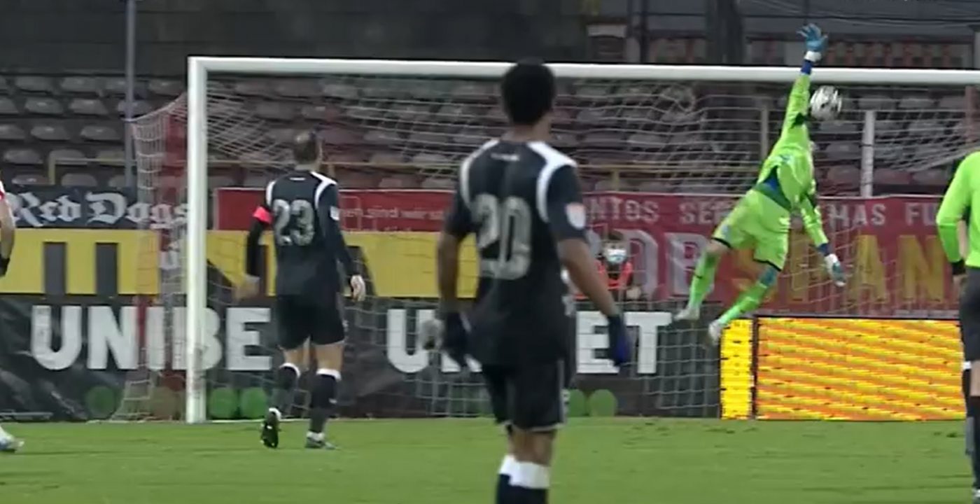 Paul Anton, gol fabulos cu Poli Iași! Mijlocașul a marcat de la 40 de metri, apoi s-a bucurat alături de suporterii imaginari | VIDEO & FOTO