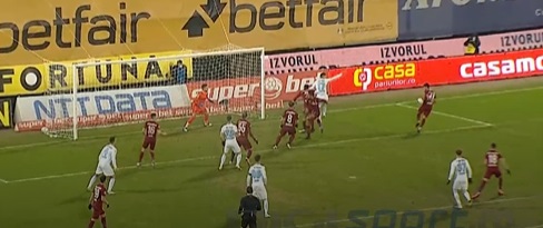 Fază controvestată în minutul doi al partidei CFR Cluj – FCSB! Jucătorii lui Toni Petrea au cerut penalty, după ce Mario Camora a atins mingea cu mâna | VIDEO