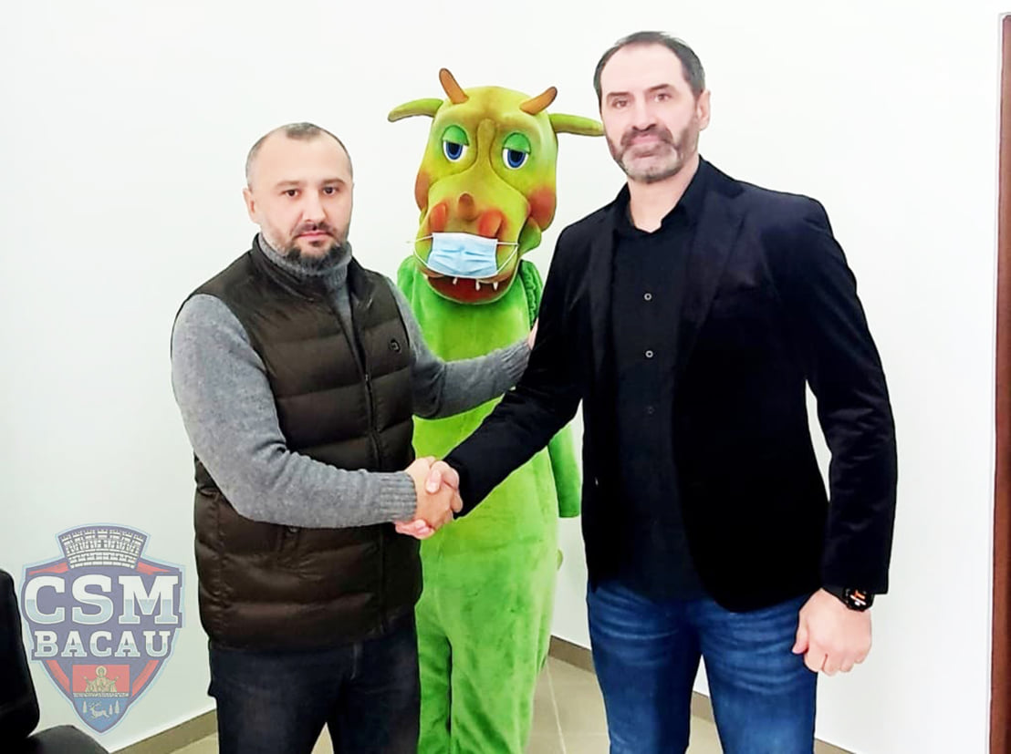 Sandu Iacob, noul antrenor al echipei de handbal masculin CSM Bacău. Este a patra formație antrenată în carieră
