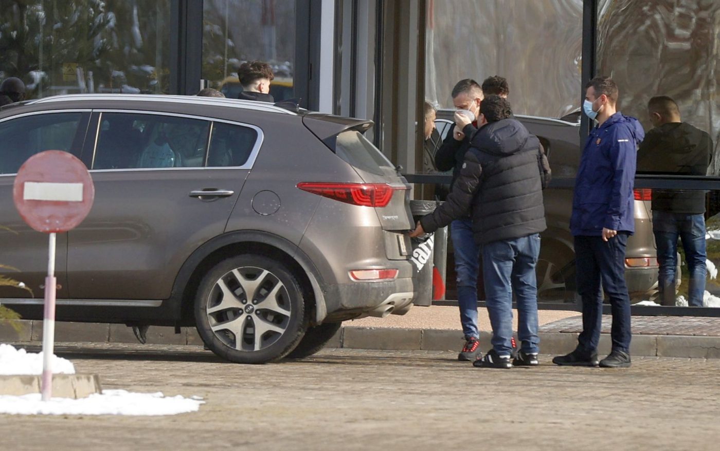 Dennis Man a decolat acum spre Parma! Avem imagini de la plecarea fotbalistului | VIDEO