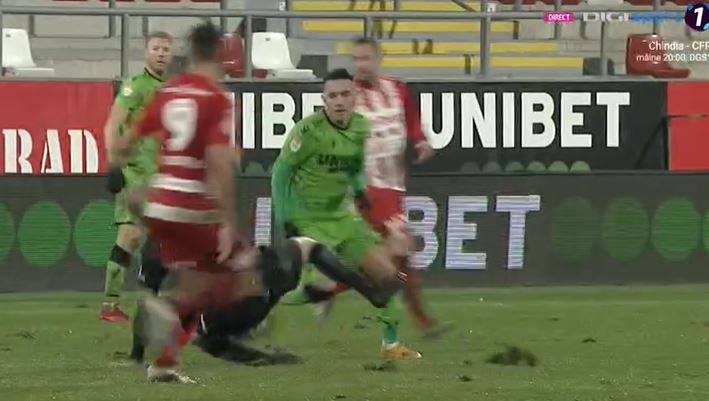Arbitrul Cătălin Popa, faza meciului UTA – Dinamo! A alunecat pe teren și i-a încurcat pe jucători | FOTO