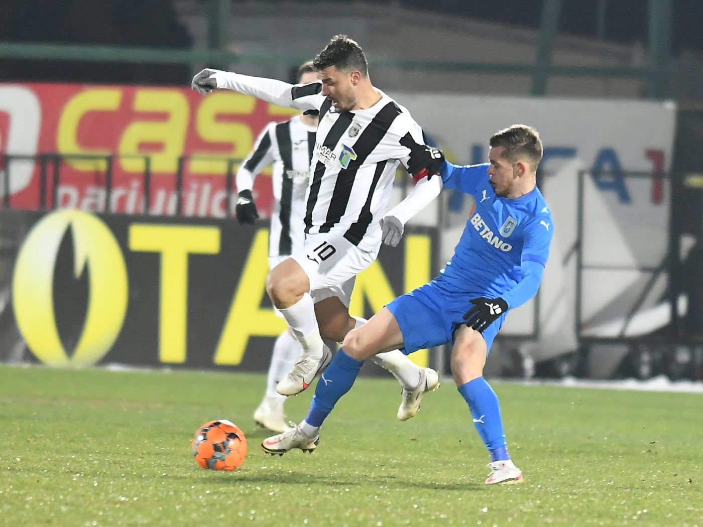 Constantin Budescu, interviu savuros. „Avem picioarele îngheţate, se dezgheaţă joi după-amiază”. Ce spune despre un transfer la FCSB și ce a discutat cu Ioan Niculae