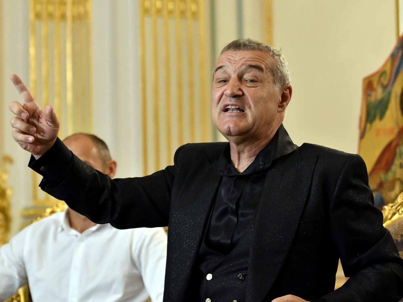 „Când pleacă de la palat camerele, începe și dă cu piciorul în ei!”. Becali, acuzat de violență!