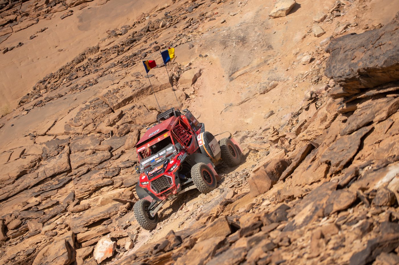 Probleme pentru Claudiu Barbu și Marius Lupu la Raliul Dakar 2021: „Am peticit noi cât am putut, dar a cedat din nou”