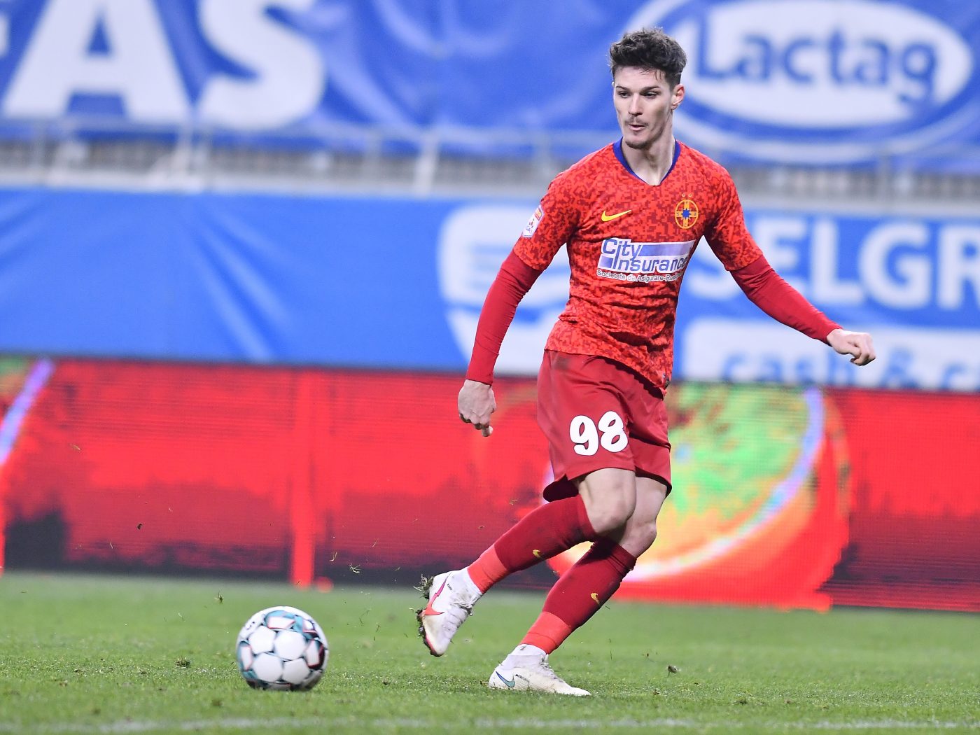Joe Makin, omul care l-a descoperit pe Phil Foden, l-a analizat pe Dennis Man. „E număr 10, o poziție în care un jucător reușește în fotbal cu mare dificultate”
