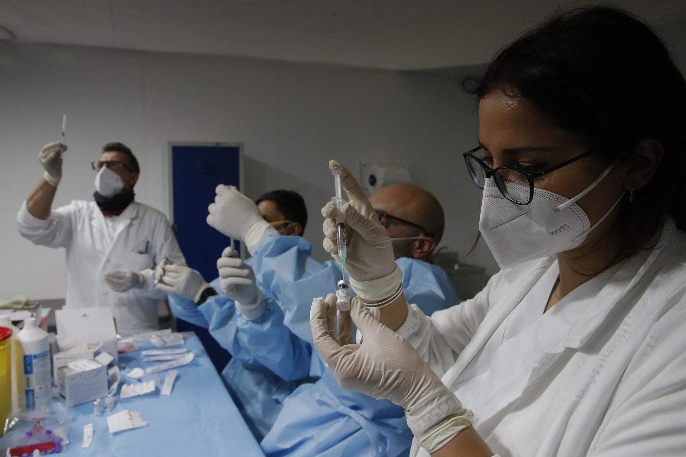 Jurnaliștii se pot vaccina anti COVID-19 încă din această lună: „Au un risc crescut de expunere la infecție!”