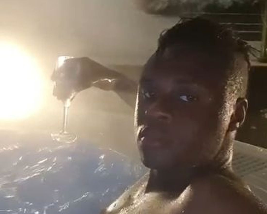 Magaye Gueye nu e la primul scandal la Dinamo! A înjurat clubul, iar imaginile cu el în jacuzzi au devenit virale! Îl mai iartă suporterii? | VIDEO