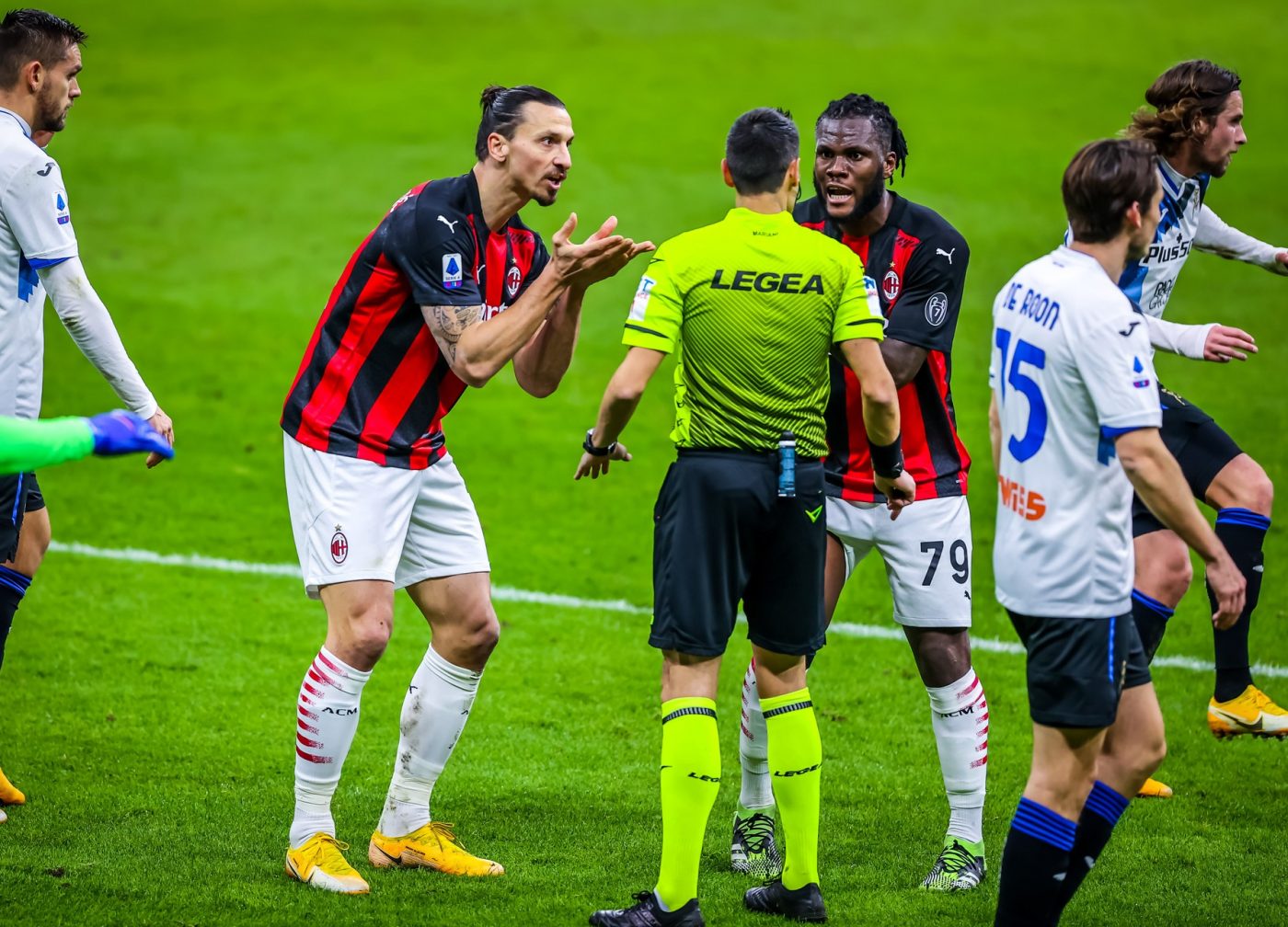 Zlatan Ibrahimovic și-a făcut praf un adversar chiar în timpul meciului: „Am mai multe goluri decât ai jucat tu în carieră”