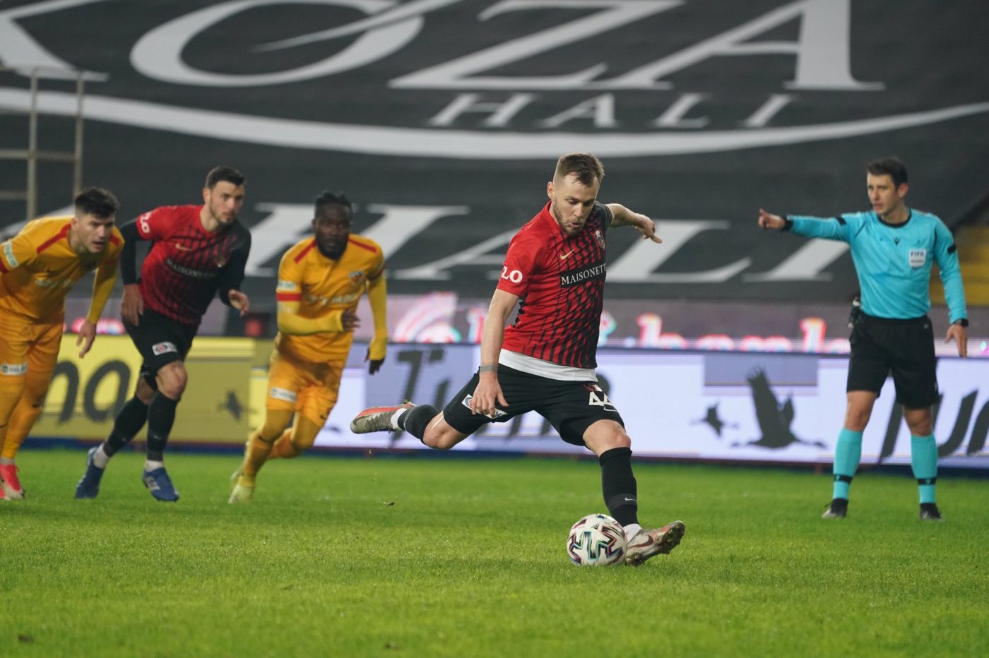 Alex Maxim, gol superb pentru Gaziantep în prima etapă din Turcia! Românul a deschis scorul în deplasarea de la Sivasspor din lovitură liberă | VIDEO