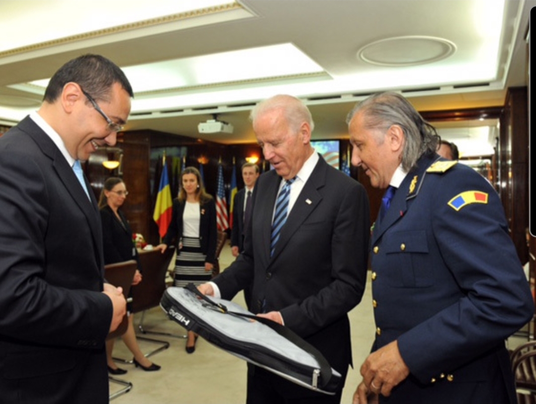Dialogul fabulos între Joe Biden şi Victor Ponta despre Ilie Năstase! „Mă faceți şi pe mine general al Armatei Române?” Preşedintele SUA va lua sigur cadoul de la „Nasty” la Casa Albă | EXCLUSIV