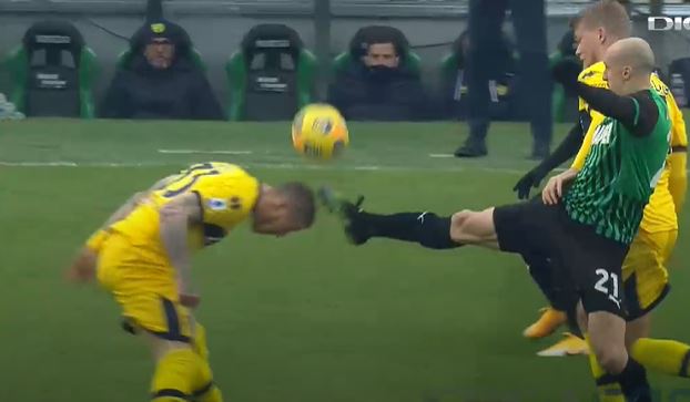 Vlad Chiricheș, intrare îngrozitoare la un adversar, în Sassuolo – Parma! Jucătorul a început să sângereze puternic | FOTO