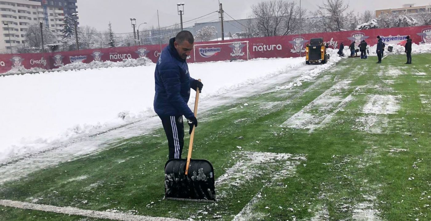 Jucătorii de la Rapid și U Cluj au dat împreună zăpada de pe teren! Costel Enache a trecut și el la lopată | FOTO & VIDEO EXCLUSIV