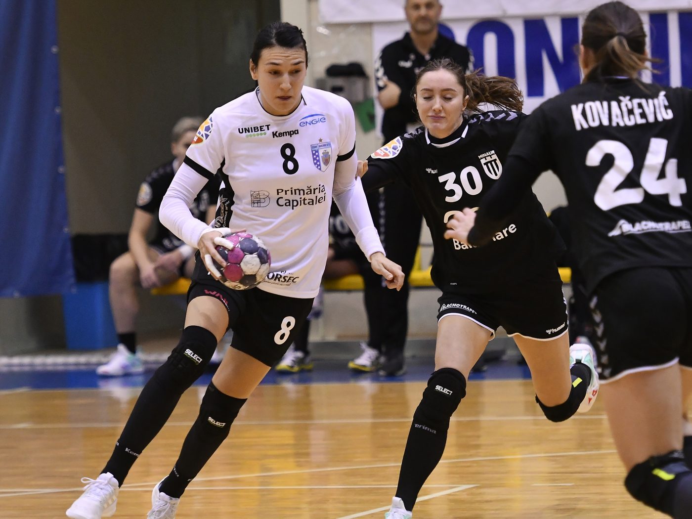 CSM București a câștigat primul său mare derby al sezonului în Liga Florilor și s-a desprins în fruntea ierarhiei. Rezultatele Etapei a 7-a