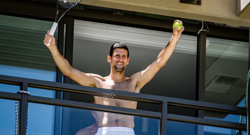 „Djokovic are balconul mai mare decât camera mea!” Un tenismen aflat în izolare face haz de condițiile inegale de la Australian Open