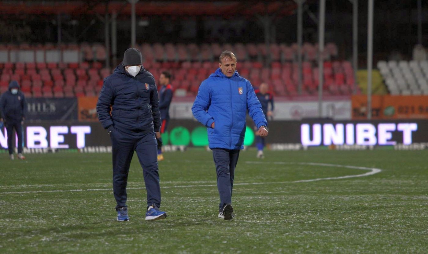 Emil Săndoi, declarație suprinzătoare legată de teren, după victoria cu Dinamo: „S-a putut sta în picioare! Mă așteptam să fie mai rău”
