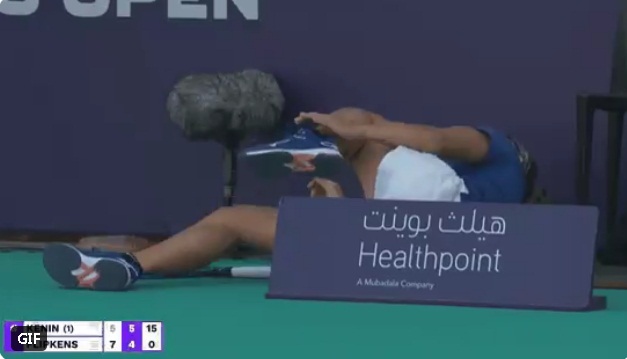 Accidentare horror la primul turneu de tenis din 2021! Adversara Sofiei Kenin, prabușită pe teren din cauza unui panou publicitar | VIDEO