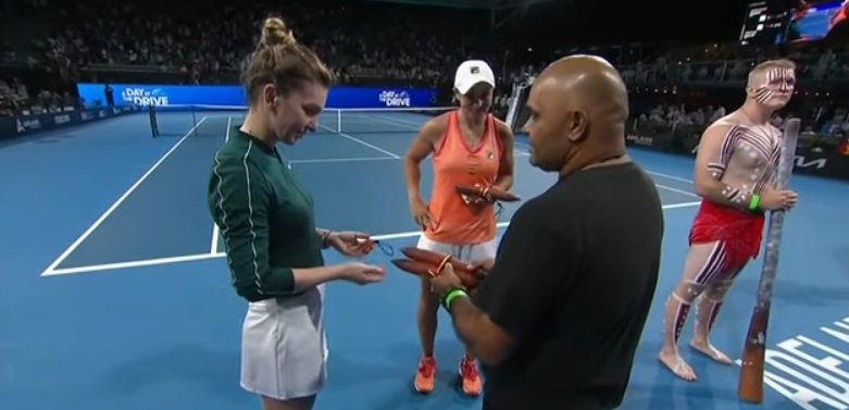 Trei lucruri inedite despre demonstrativul câștigat de Halep. Splendoarea din tribune, unde merg încasările și cadoul neobişnuit primit de Simona