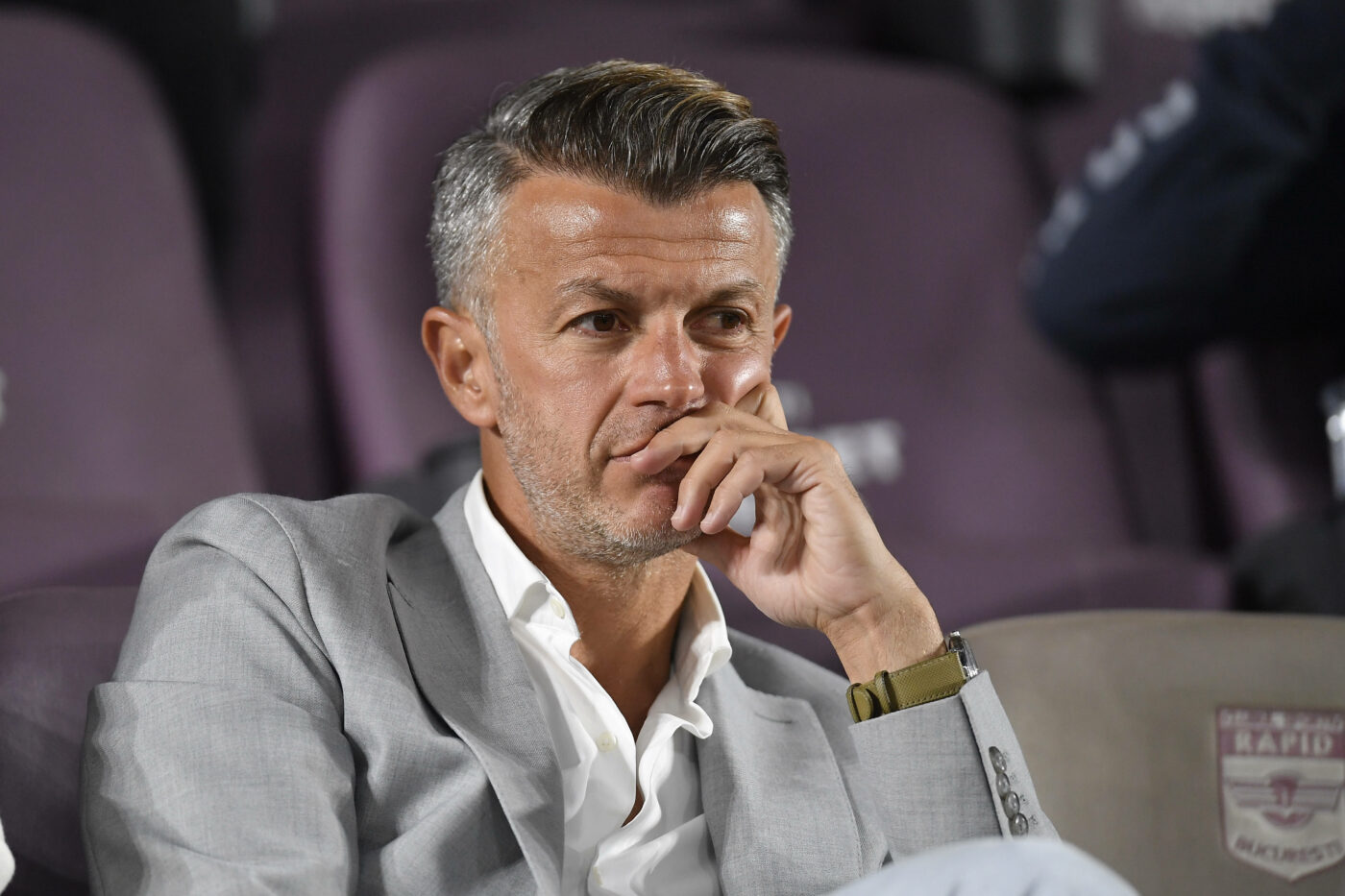 Transferul pe care Dinamo l-a ratat și care ar fi rezolvat o mare problemă: fotbalistul a fost crescut de Arsenal Londra. Ce i se reproșează lui Burcă? „De atunci nu a mai căutat pe acel post. E inadmisibil!” | EXCLUSIV