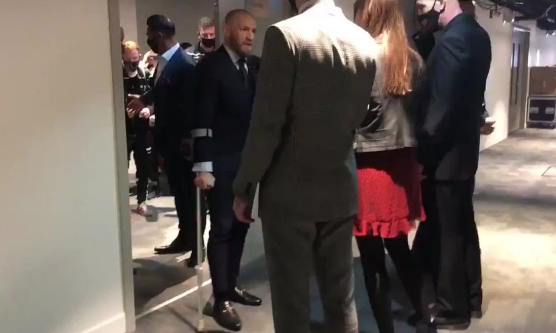 Conor McGregor, în cârje după ce Dustin Poirier l-a făcut KO: „N-am mai trecut prin așa ceva” | VIDEO