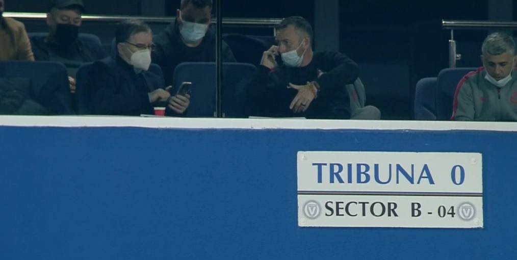 Mihai Stoica a cedat nervos după ce a vorbit la telefon! Managerul FCSB, surprins la pauza meciului cu Viitorul! FOTO & VIDEO