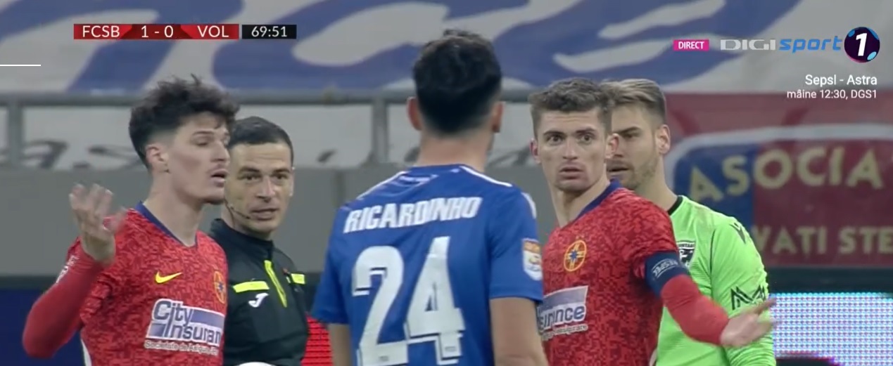 Probleme în „paradisul de la FCSB”? Dennis Man și Florin Tănase, ședință pe teren, înainte de penalty. Cum a rezolvat disputa antrenorul Toni Petrea | VIDEO
